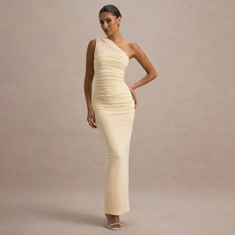Gerafftes schulterfreies Kleid, elegante ruched details, asymmetrisches Design, femininer Look.