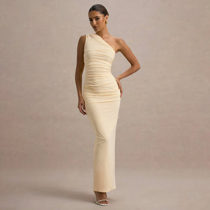 Gerafftes schulterfreies Kleid, elegante ruched details, asymmetrisches Design, femininer Look.
