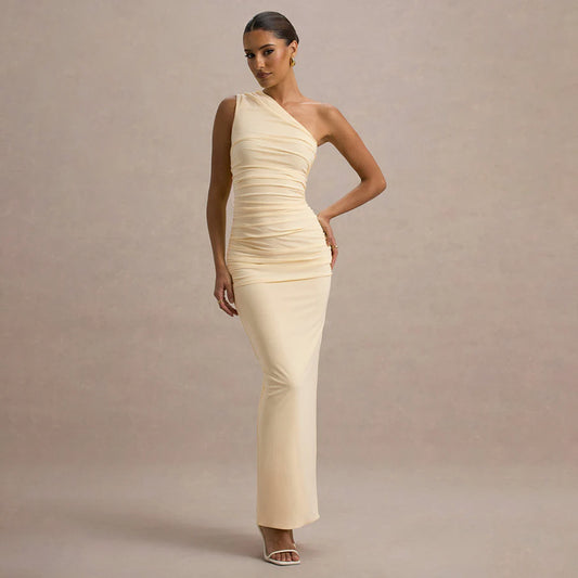 Gerafftes schulterfreies Kleid, elegante ruched details, asymmetrisches Design, femininer Look.