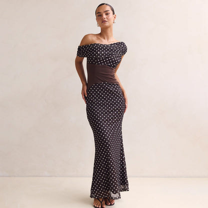 Schulterfreies Polka Dot Kleid mit schrägem Ausschnitt