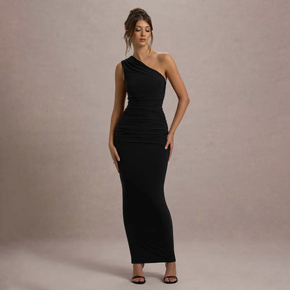 Gerafftes schulterfreies Kleid, elegante ruched details, asymmetrisches Design, femininer Look.