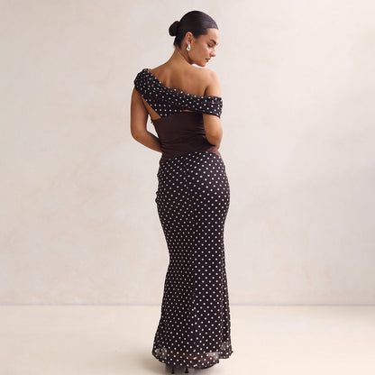 Schulterfreies Polka Dot Kleid mit schrägem Ausschnitt