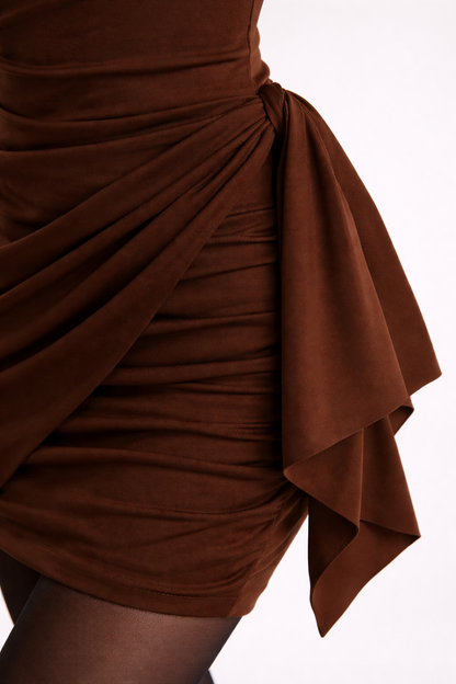 Figurbetontes hochtailliertes Minikleid mit Schleifendetail