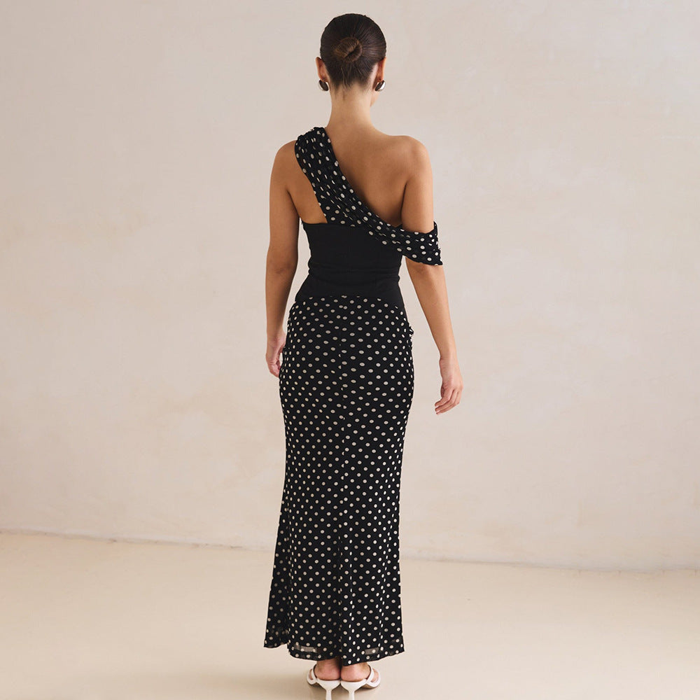 Schulterfreies Polka Dot Kleid mit schrägem Ausschnitt