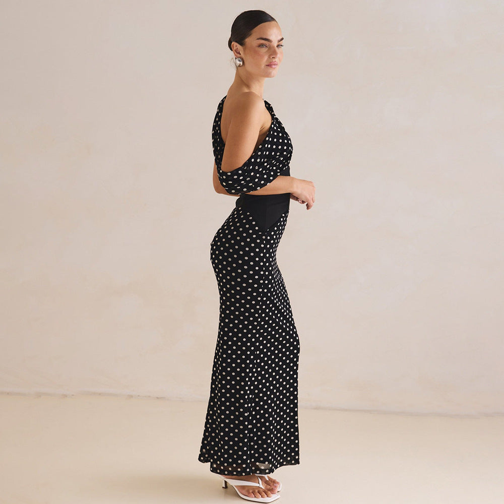 Schulterfreies Polka Dot Kleid mit schrägem Ausschnitt
