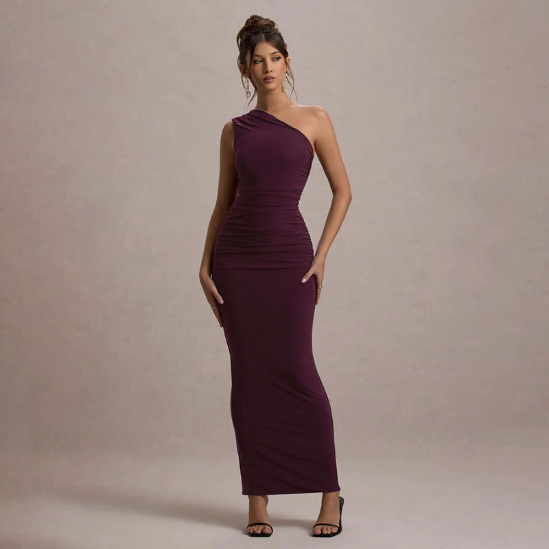 Gerafftes schulterfreies Kleid, elegante ruched details, asymmetrisches Design, femininer Look.